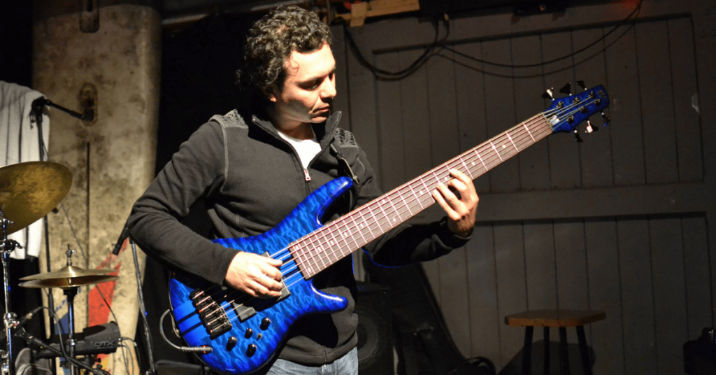 Adam nitti, bassiste virtuose, basse 6 cordes Ibanez