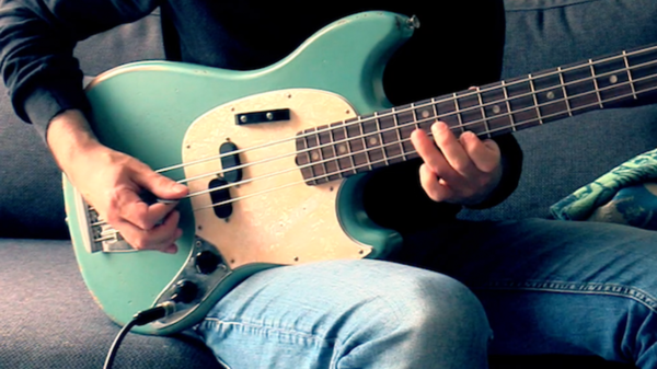 funk bass groove, palm mute et mediator, fender mustang jmj, tablature